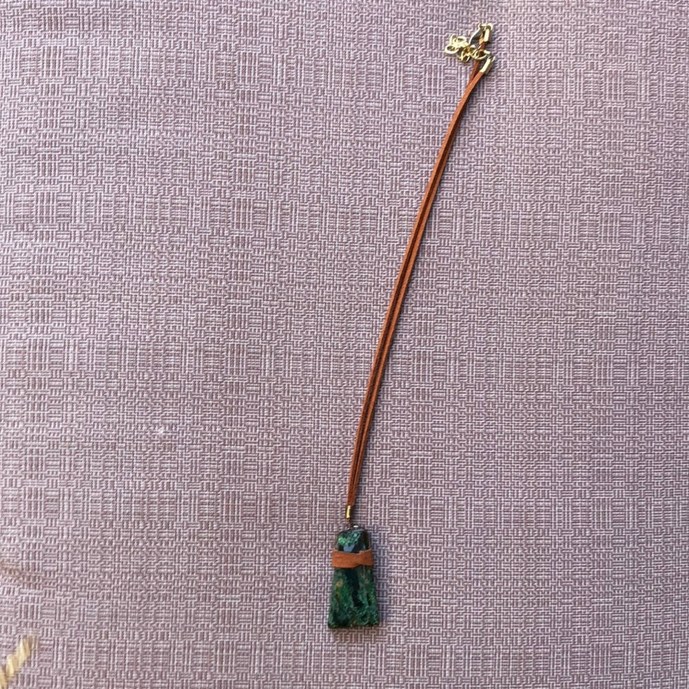 Green stone pendant necklace, with leather strap